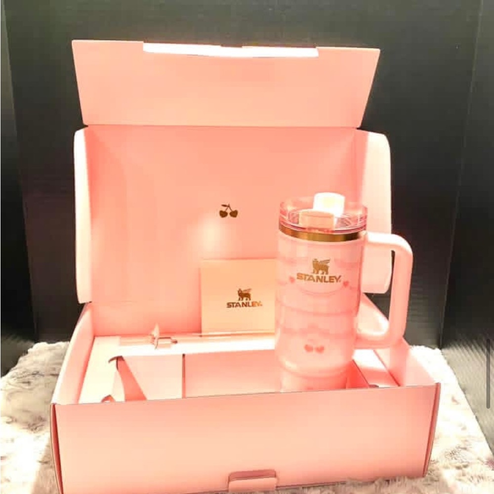 Stanley Valentine's Day 2026
Limited Edition PINK VELVET CAKE 30 oz Tumbler BNIB